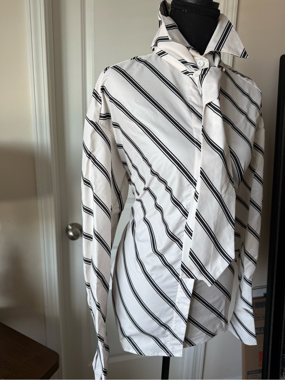 White and Black Striped Long-Sleeve Shirt with Neck Tie (M). Oversized - Picture 11 of 11
